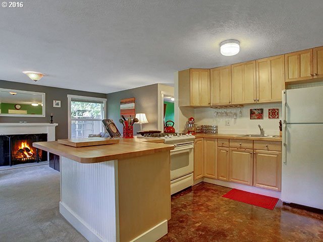 2802 Southwest Mitchell Court Portland, OR 97239 - Photo 14 of 32 Gallery Image 14