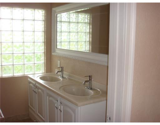 2421 Northeast 49th Street Lighthouse Point, FL 33064 - Photo 12 of 15