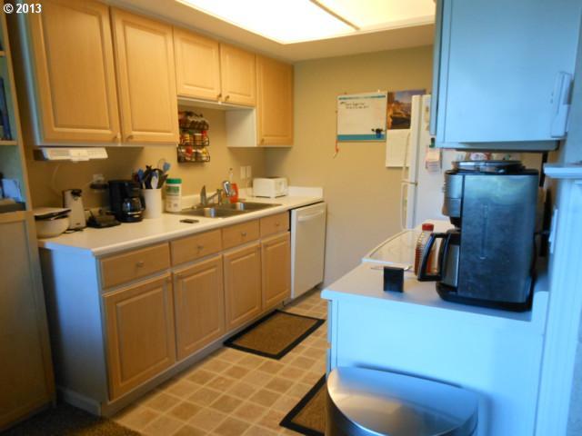 9490 Southwest 146th Terrace, Unit R7 Beaverton, OR 97007 - Photo 9 of 12 Gallery Image 9