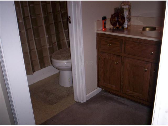 2675 New Raleigh Road Memphis, TN 38128 - Photo 6 of 7 partial view of masterbath with separate tub area and walk in closet.