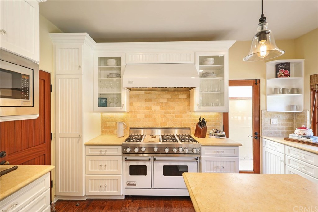 419 Signal Road Newport Beach, CA 92663 - Photo 6 of 23 White Viking range with six burners and grill.
