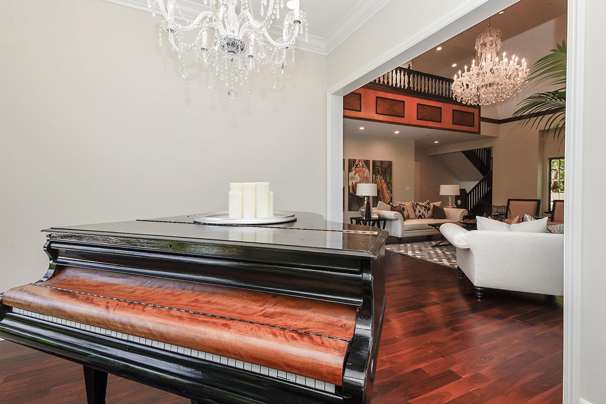 760 Darrell Road Hillsborough, CA 94010 - Photo 16 of 98