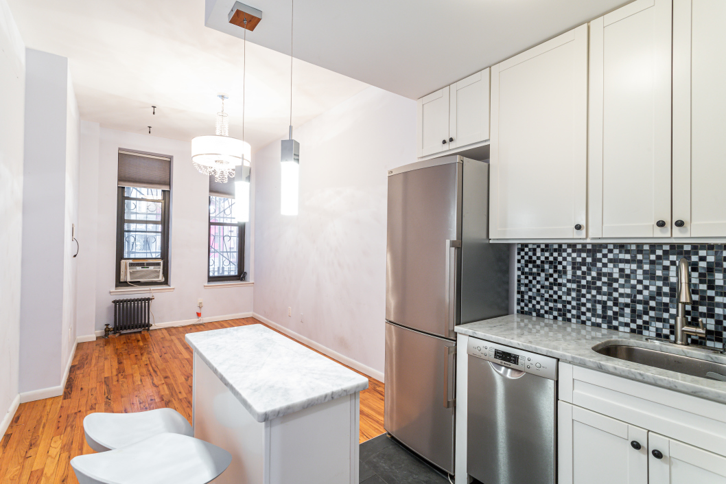 418 West 46th Street, Unit 1A Manhattan, NY 10036 - Photo 5 of 11