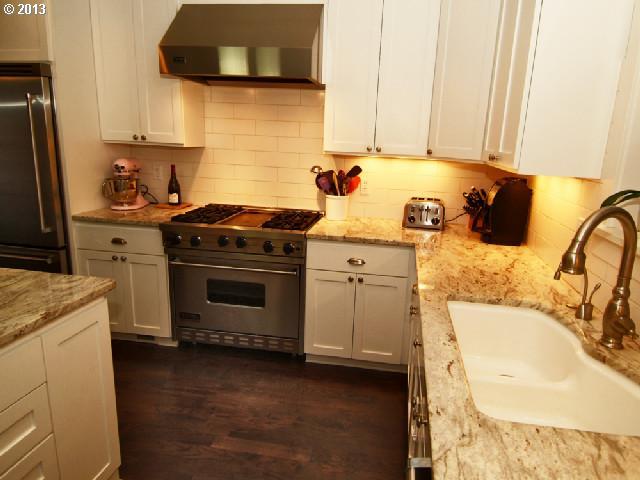 6927 Southwest 27th Avenue Portland, OR 97219 - Photo 6 of 16