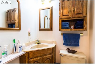 1655 Thompson Road Woodburn, OR 97071 - Photo 8 of 13 Gallery Image 8