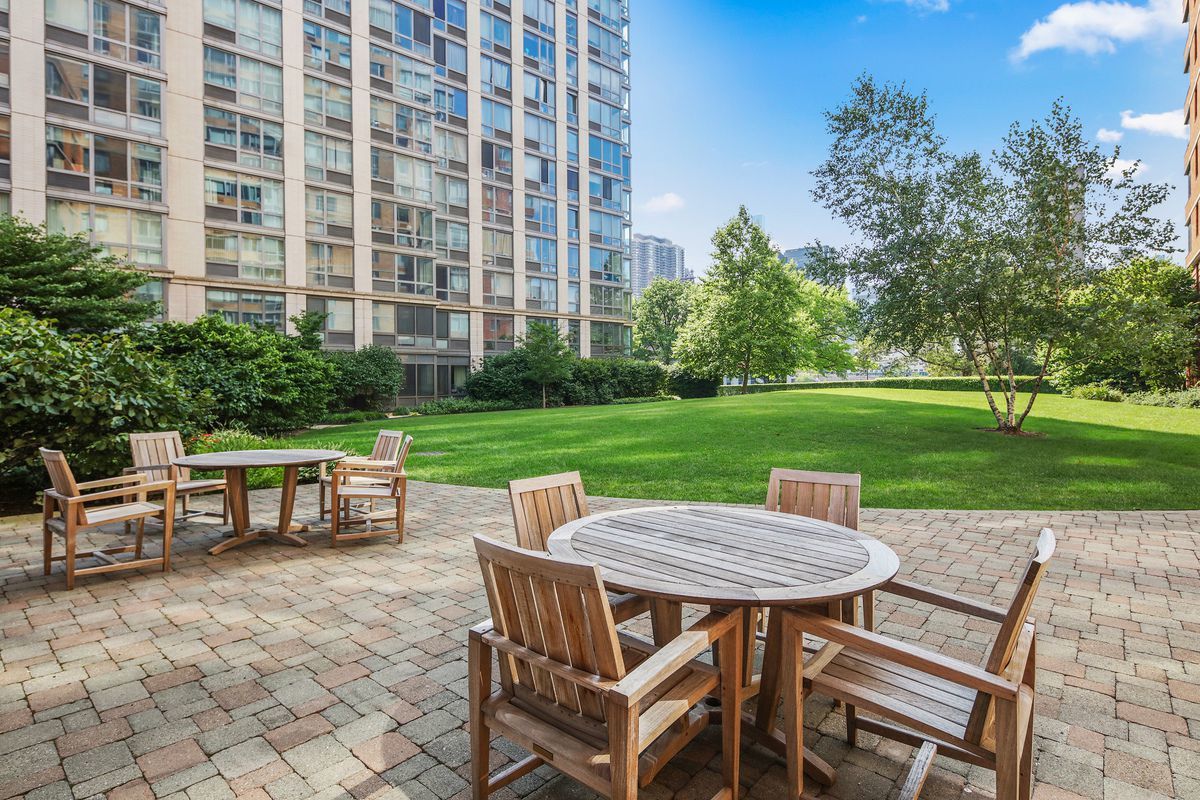 425 Main Street, Unit 10L Manhattan, NY 10044 - Photo 16 of 20