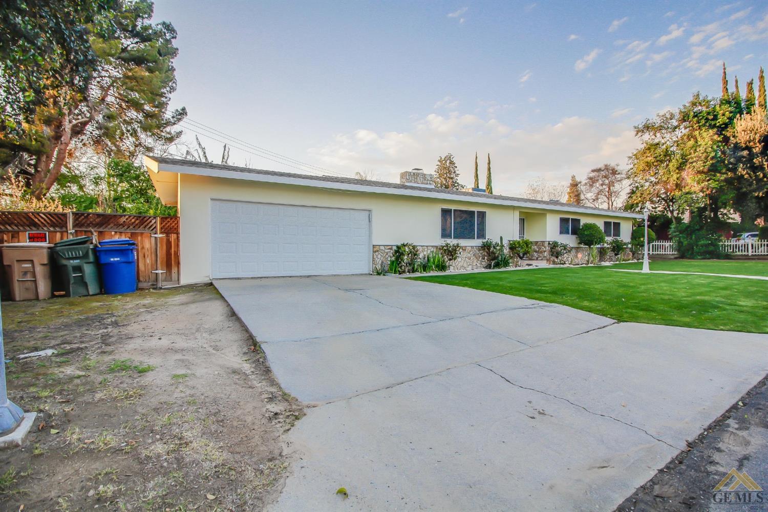 1512 Locust Ravine Bakersfield, CA 93306 - Photo 3 of 28 Gallery Image 3