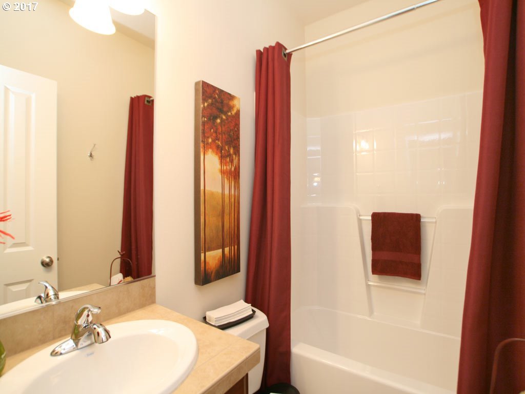 8585 Southwest Schmidt Loop Tigard, OR 97224 - Photo 9 of 20 Gallery Image 9