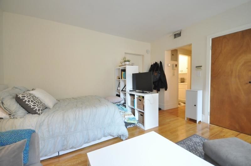 247 East 81st Street, Unit 2B Manhattan, NY 10028 - Photo 2 of 6