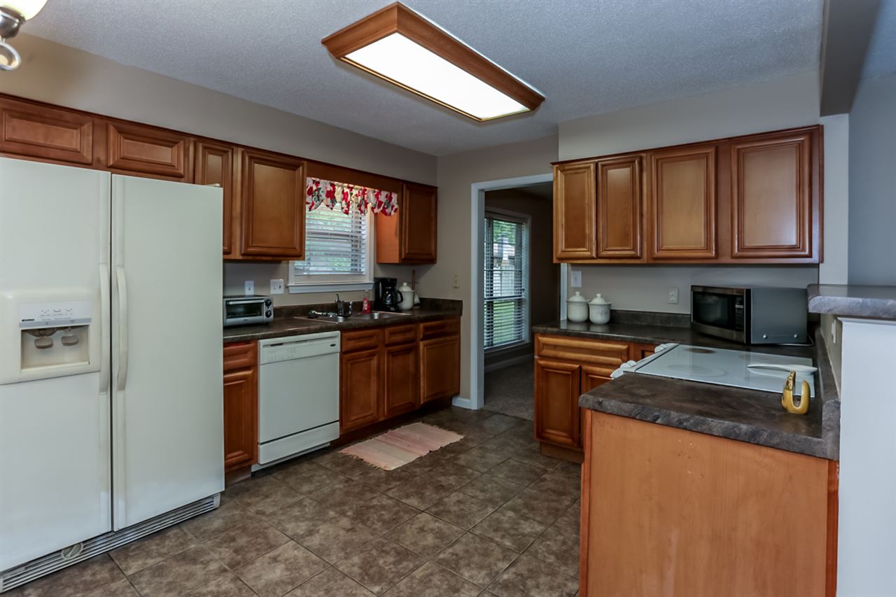 6539 Honeybrook Road Memphis, TN 38134 - Photo 5 of 25 Style and utility are masterfully fused together in the wonderful eat-in kitchen equipped with durable tile floors and a full complement of appliances.
