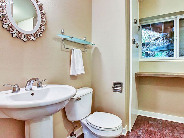 2710 Southwest Rutland Terrace Portland, OR 97205 - Photo 11 of 24 Gallery Image 11