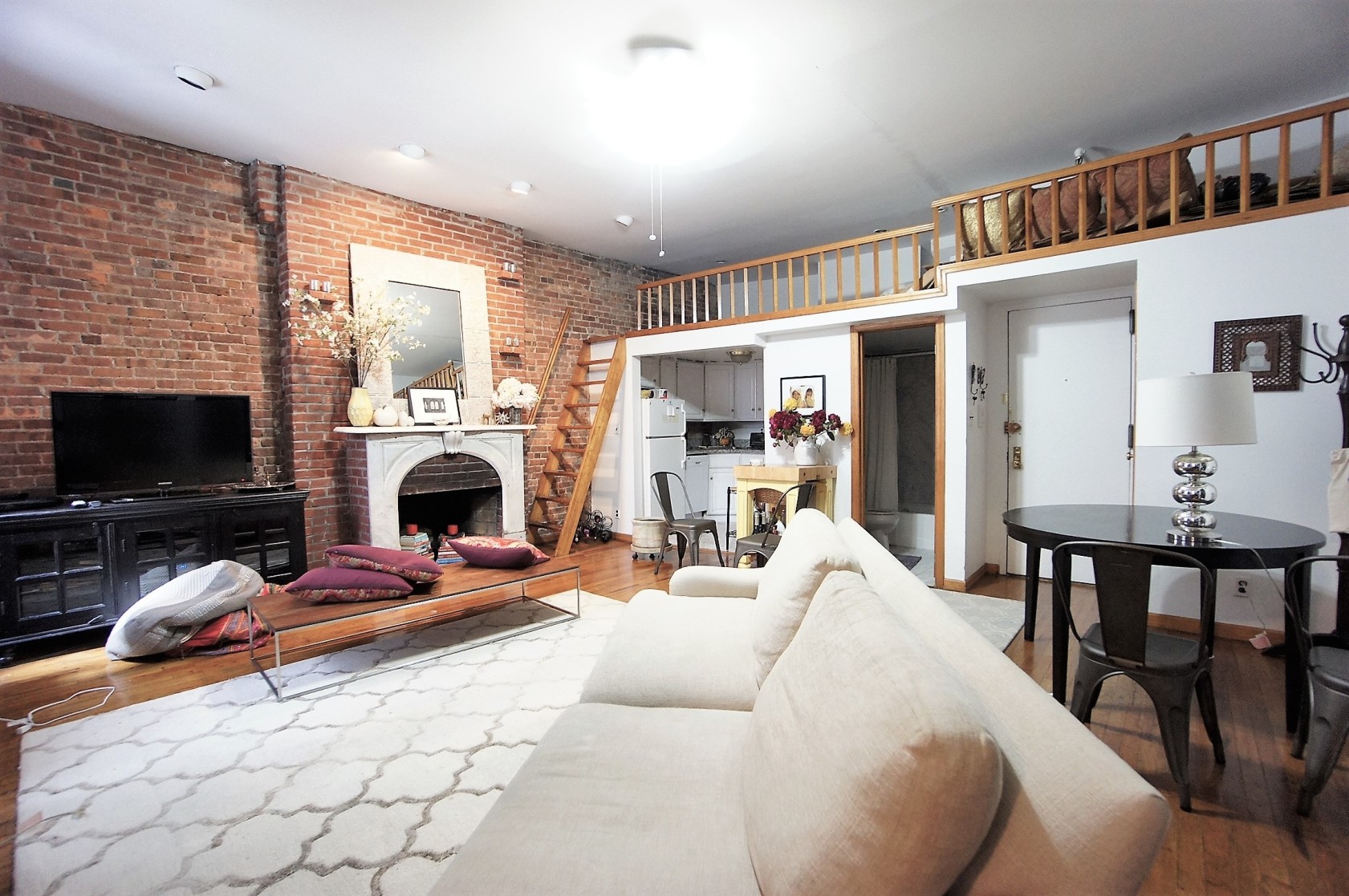 70 West 68th Street, Unit 2R Manhattan, NY 10023 - Photo 3 of 7