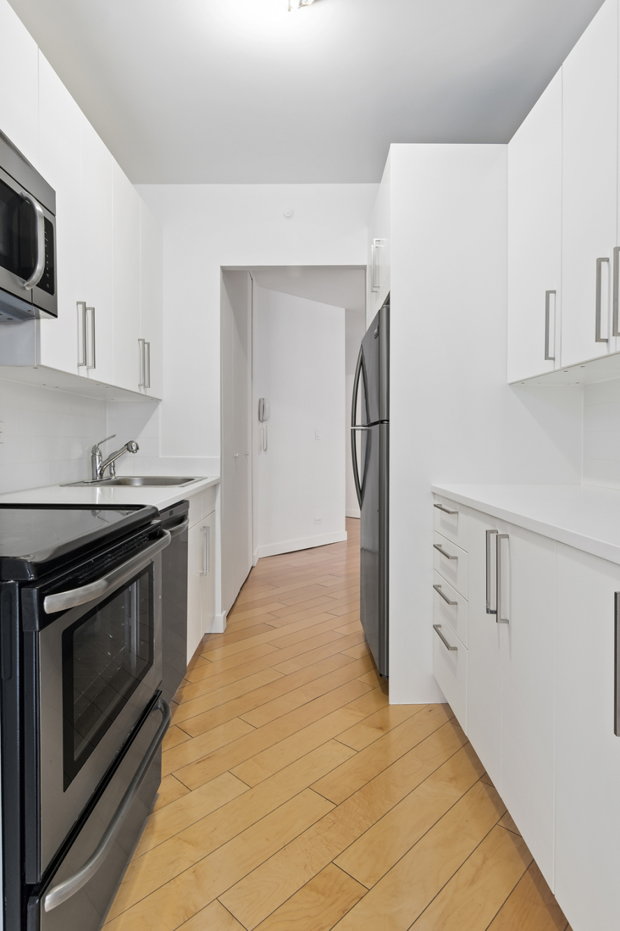 240 East 47th Street, Unit 9C Manhattan, NY 10017 - Photo 5 of 13