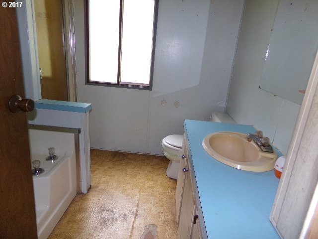 110 Shurtz Hill Road Riddle, OR 97469 - Photo 2 of 10