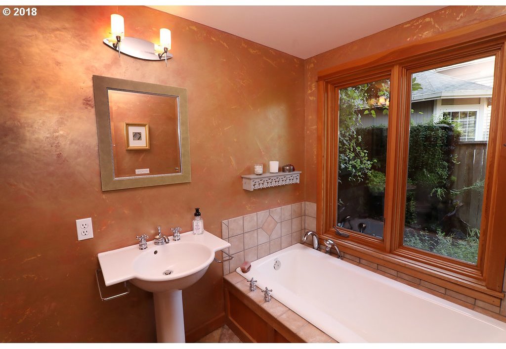 3810 Southwest Comus Street Portland, OR 97219 - Photo 11 of 31 Gallery Image 11