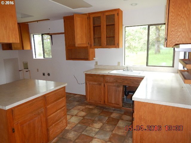 284 Hogan Road Oakland, OR 97462 - Photo 4 of 11