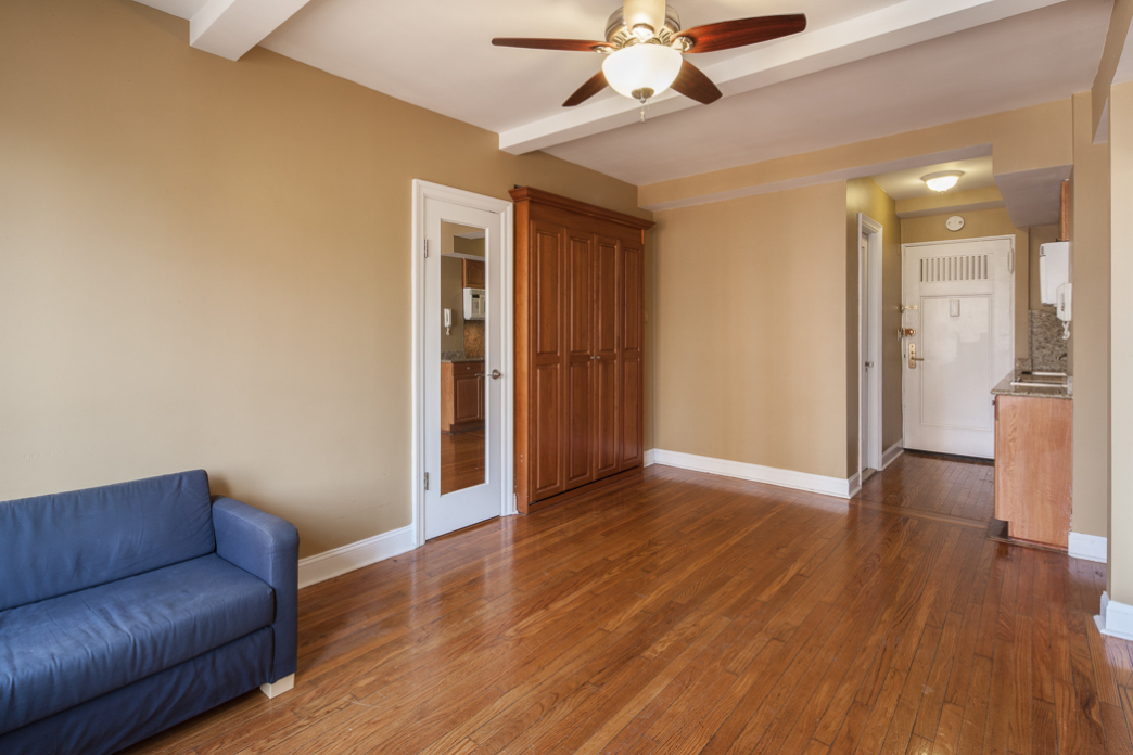 25 Tudor City Place, Unit 1702 Manhattan, NY 10017 - Photo 3 of 6