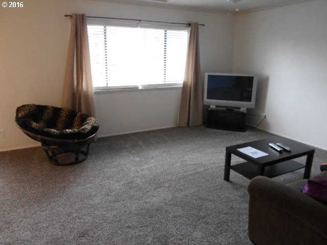 12510 Southeast Stark Street Portland, OR 97233 - Photo 4 of 20