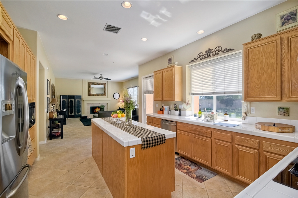 1062 Inverlochy Drive Fallbrook, CA 92028 - Photo 9 of 25 Open with high ceiling and full length island.