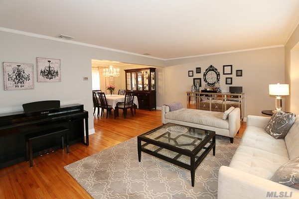 24 Westminster Road Syosset, NY 11791 - Photo 3 of 20