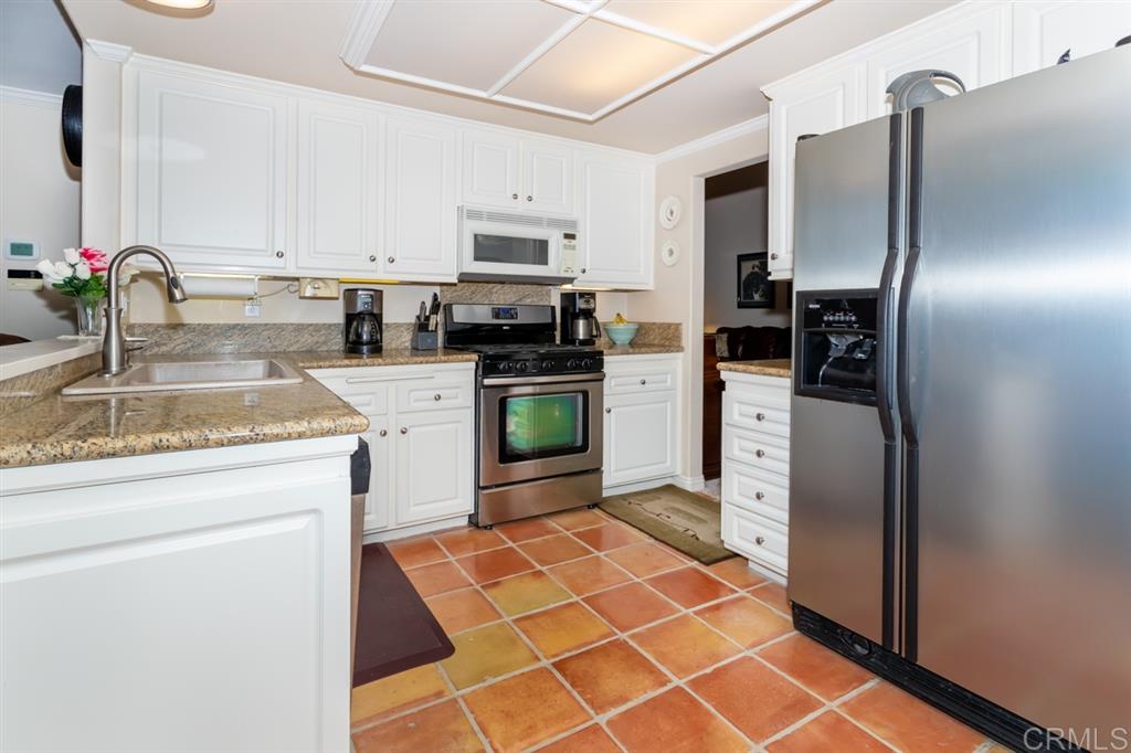 1826 Crystal Ridge Way Vista, CA 92081 - Photo 5 of 18 Gallery Image 5