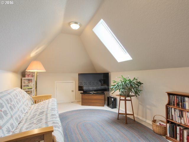 10236 Southwest Stuart Court Tigard, OR 97224 - Photo 25 of 32 Gallery Image 25