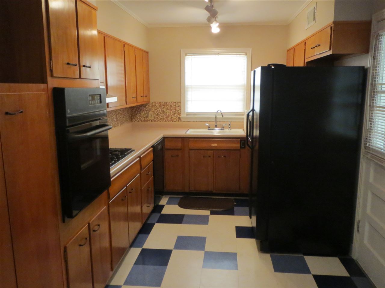 1561 Whitewater Road Memphis, TN 38117 - Photo 2 of 17