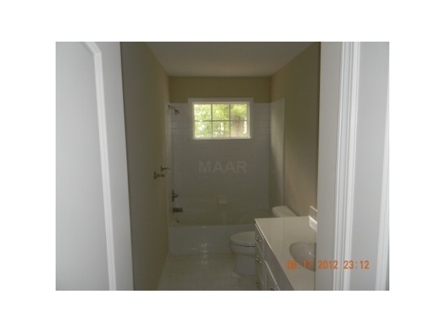 4734 Cole Road Memphis, TN 38117 - Photo 21 of 22 UPSTAIRS ...BATH #4 WITH NEW PAINT AND CARPET