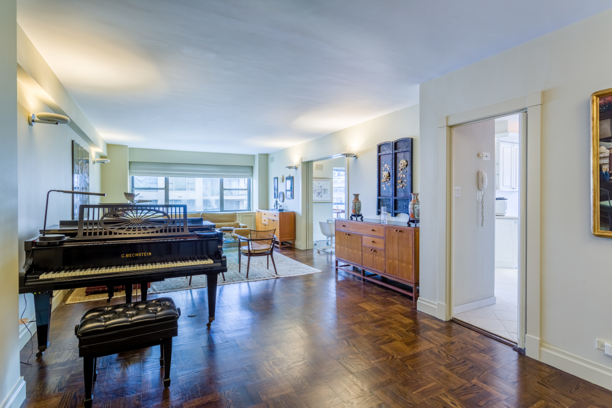 150 East 69th Street, Unit 16Q Manhattan, NY 10021 - Photo 2 of 15