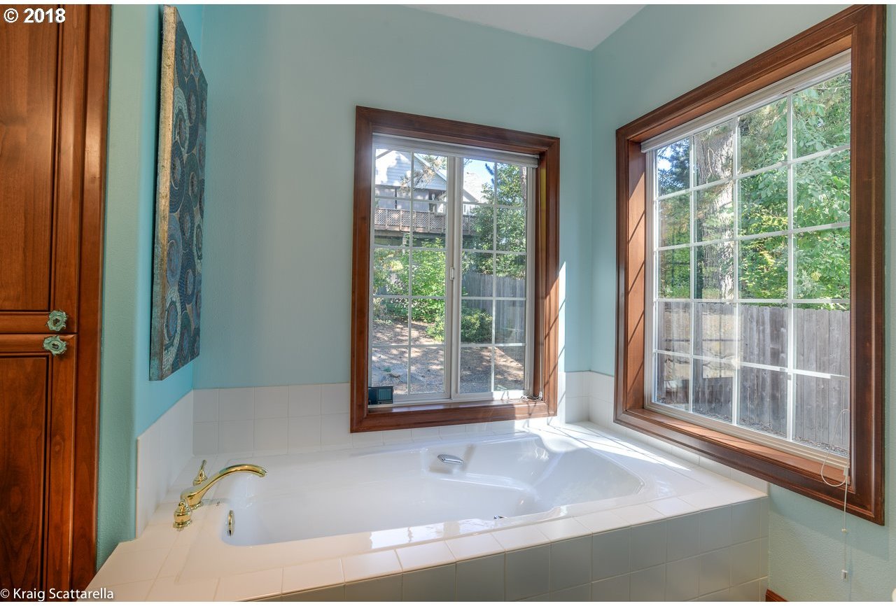 3123 Southwest Huber Street Portland, OR 97219 - Photo 19 of 23