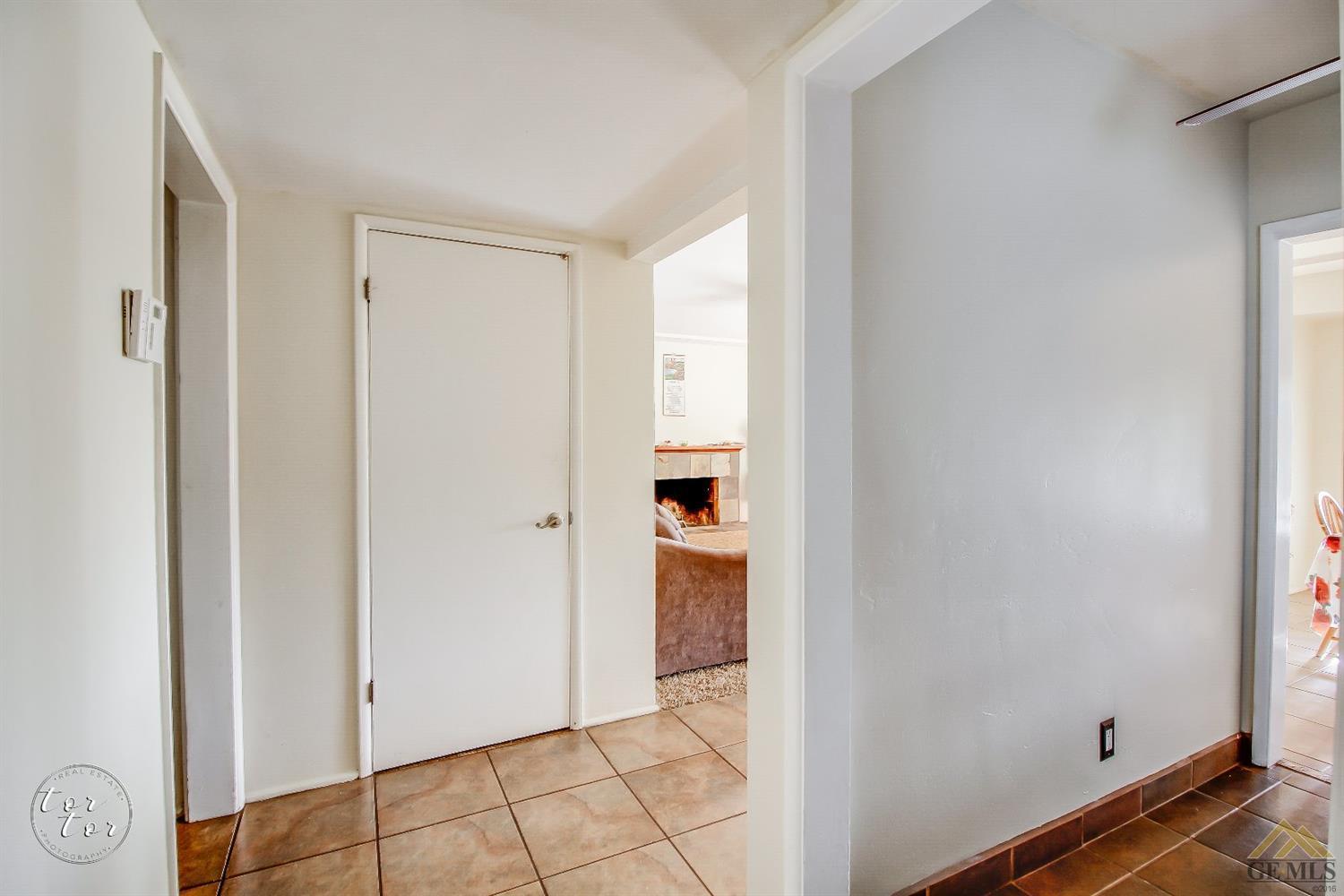 2108 Fairfax Road Bakersfield, CA 93306 - Photo 24 of 29 HALLWAY