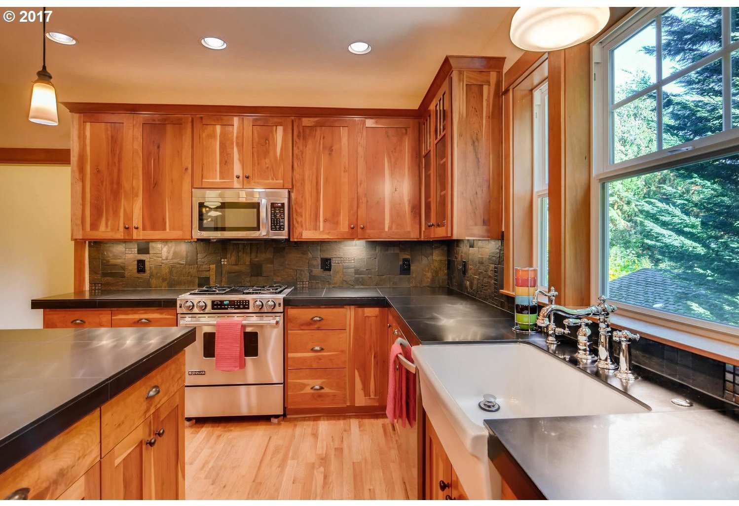 4325 Southwest Primrose Street Portland, OR 97219 - Photo 11 of 32 Gallery Image 11