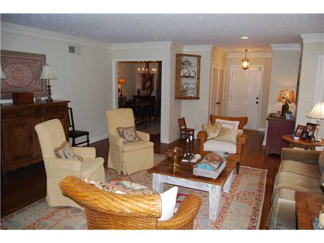 195 Wallace Road Memphis, TN 38117 - Photo 3 of 10 Spacious separate living room opens to dining room.