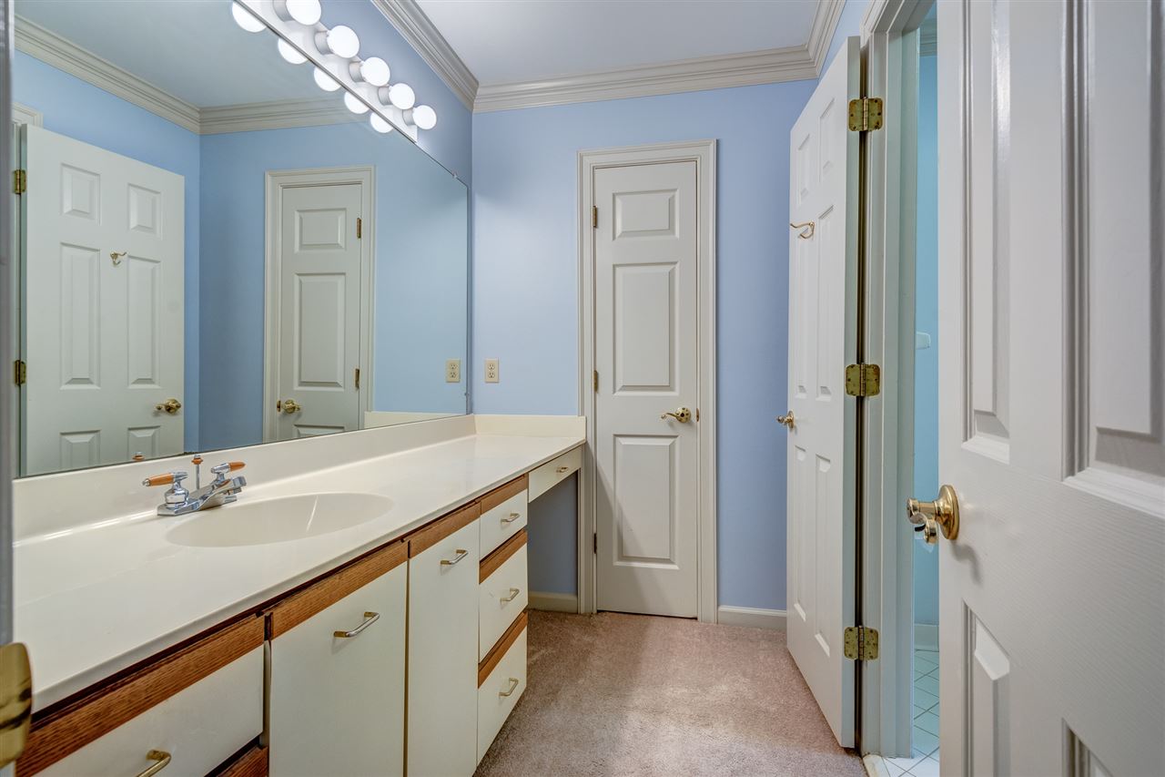 2044 Steeplebrook Drive Memphis, TN 38016 - Photo 19 of 25 Level 2 ~ Shared Jack and Jill Bathroom ~ Full Bath ~ Carpet