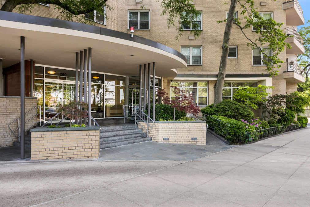 200 E End Ave, Manhattan, NY 10128 - Photo 2 of 4