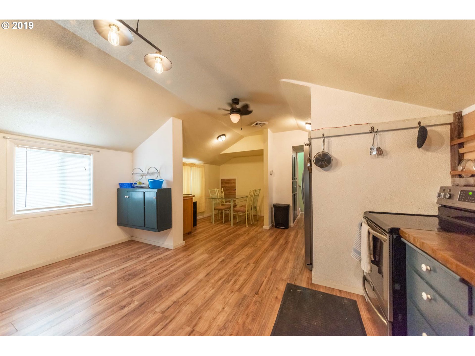 748 25th Street Springfield, OR 97477 - Photo 5 of 18