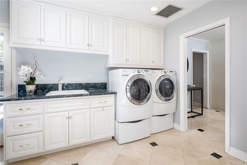 1437 La Perla Avenue Long Beach, CA 90815 - Photo 13 of 43 Laundry area on first floor.