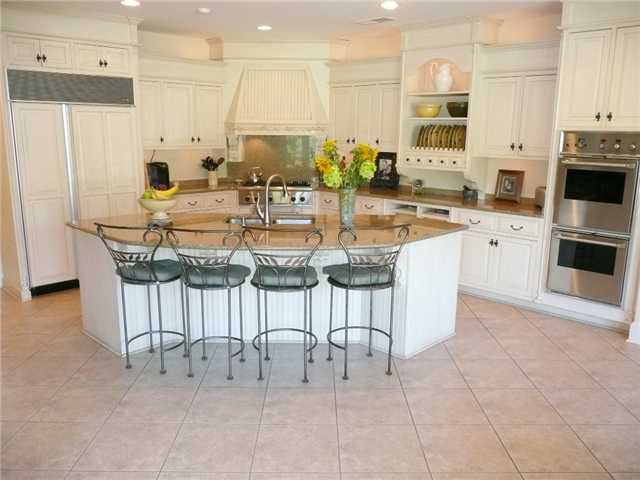 77 Waring Road Memphis, TN 38117 - Photo 10 of 25 Gourmet kitchen features large island with breakfast bar, granite counters, Thermador gas cooktop, SS appliances, built in Subzero refrigerator/freezer, lots of cabinet storage, pantry, warming drawer, double ovens and work desk.