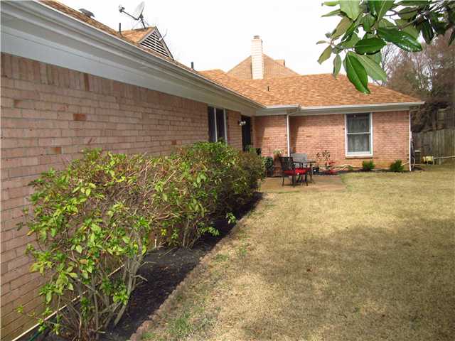112 Walnut Ridge Lane Memphis, TN 38018 - Photo 22 of 25 Another view of the spacious yard and patio.