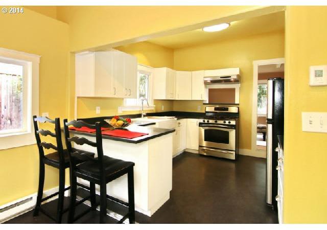 8431 Southwest 27th Avenue Portland, OR 97219 - Photo 9 of 16 Gallery Image 9