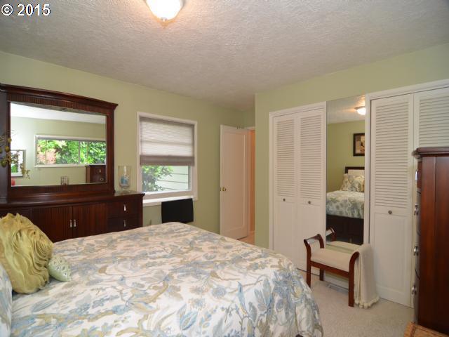 4528 Southwest Valona Way Portland, OR 97219 - Photo 3 of 16 Gallery Image 3