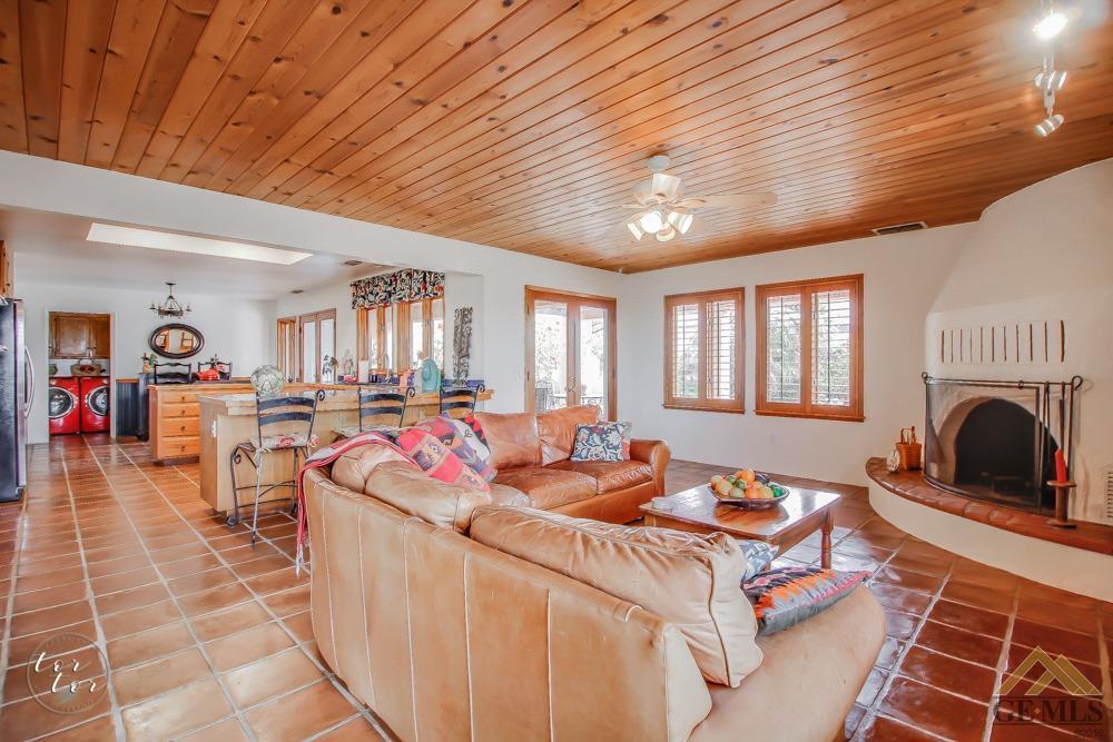 6209 Ridgetop Terrace Bakersfield, CA 93306 - Photo 9 of 37 Gallery Image 9