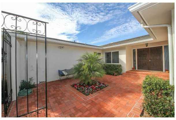 7371 Rue Michael La Jolla, CA 92037 - Photo 2 of 24 Front brick courtyard
