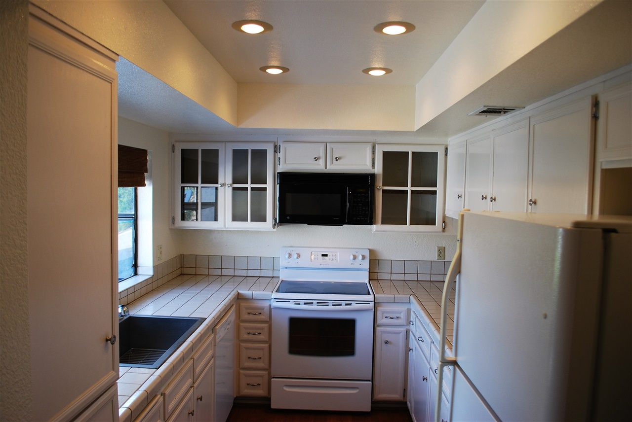 2372 Altisma Way, Unit C Carlsbad, CA 92009 - Photo 3 of 16 Kitchen