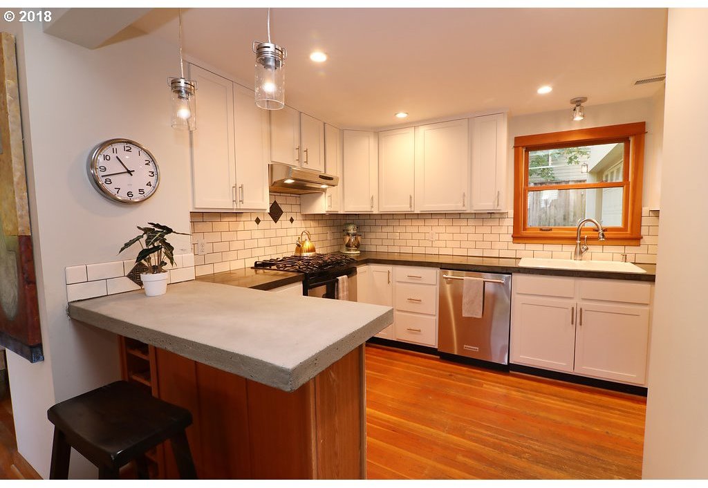 3810 Southwest Comus Street Portland, OR 97219 - Photo 3 of 31 Gallery Image 3