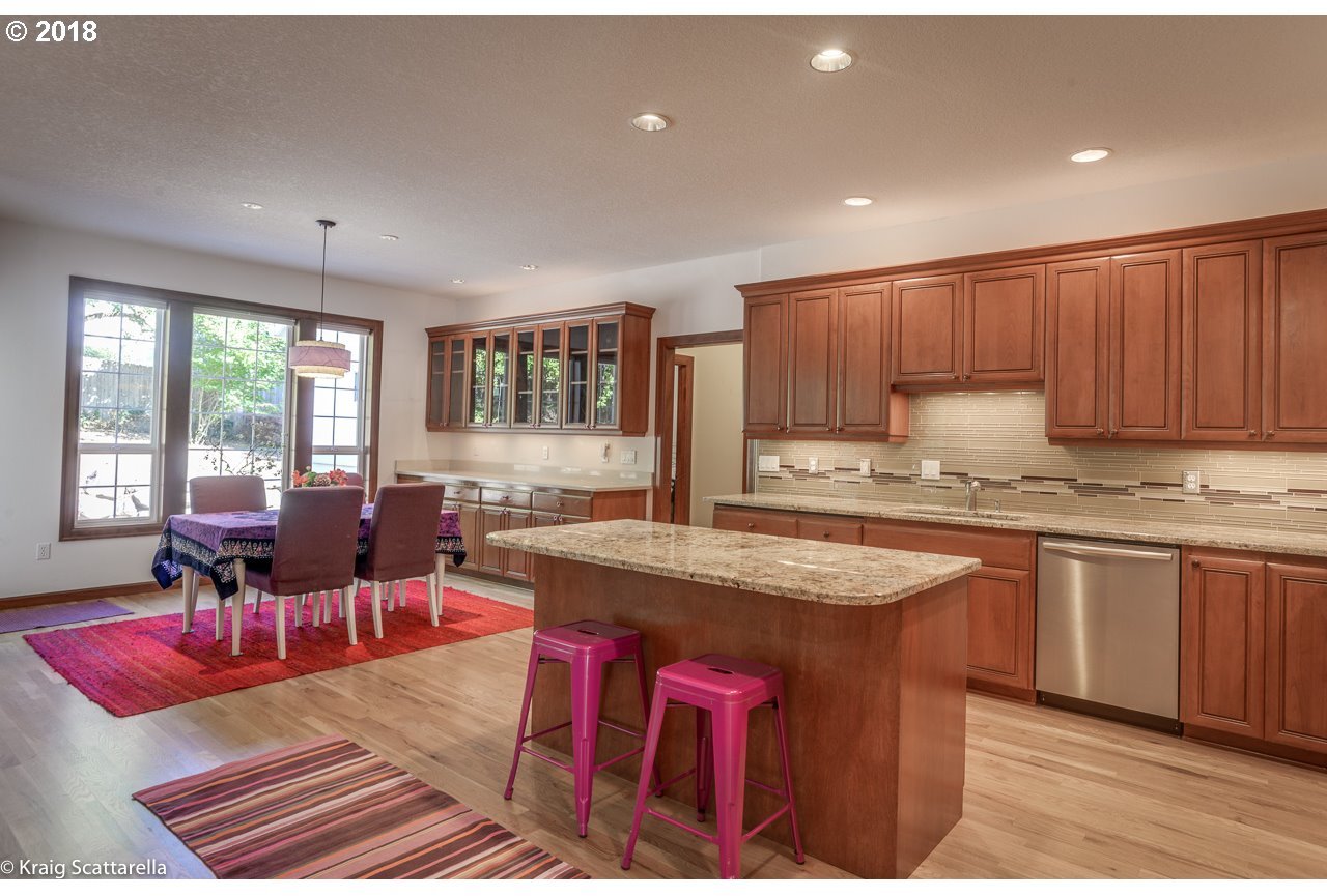 3123 Southwest Huber Street Portland, OR 97219 - Photo 10 of 23