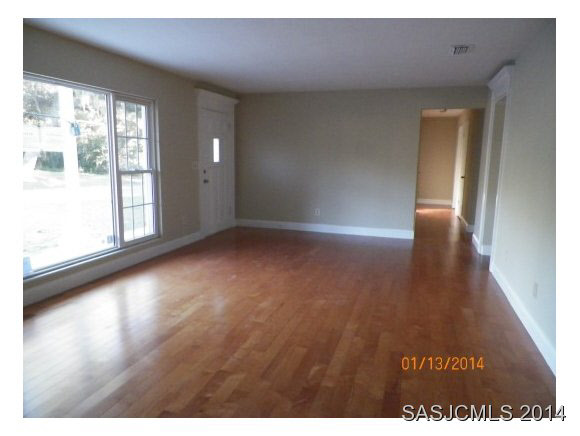 24 Oak Road St. Augustine, FL 32080 - Photo 6 of 18 LIVING ROOM