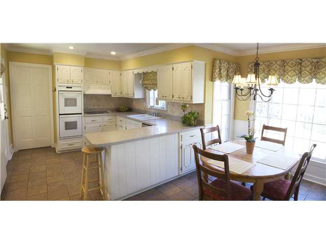 6357 Wood Bridge Road Memphis, TN 38119 - Photo 4 of 11 Updated kitchen with breakfast room.