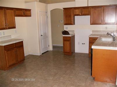 8015 Quest Street Bakersfield, CA 93307 - Photo 2 of 9