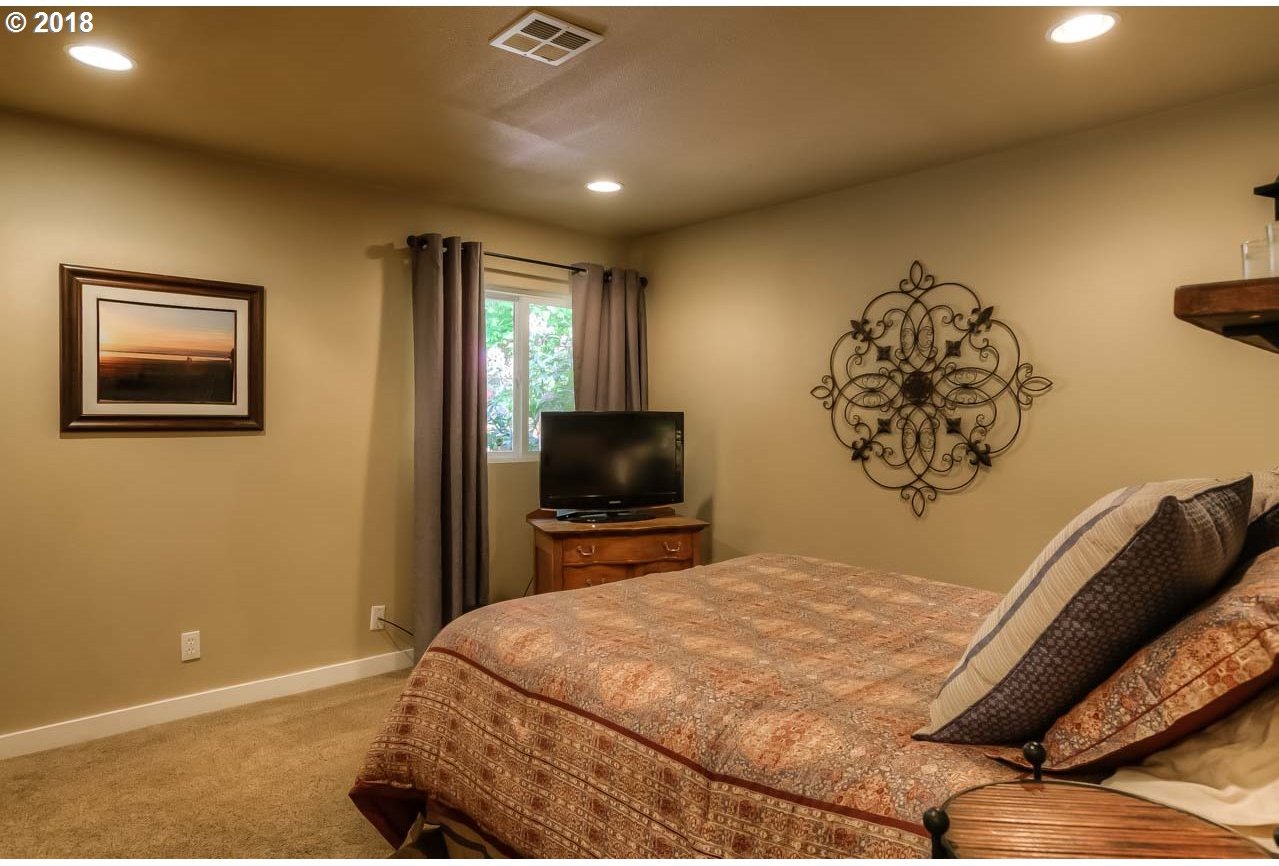 4645 Croisan Creek Road Salem, OR 97302 - Photo 11 of 32 Gallery Image 11
